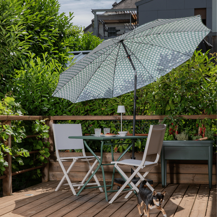 Parasol rond inclinable sur le balcon