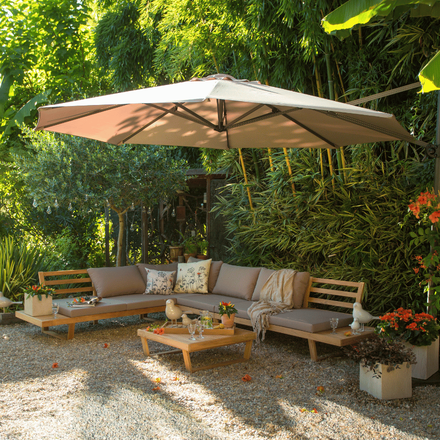 Parasol beige déporté pour profiter du salon en extérieur
