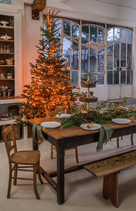 Une table de noel zero dechets avec un sapin de noel décoré