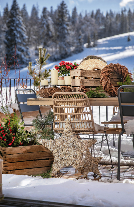 Une table sur la terrasse enneigée avec du matériel de diy