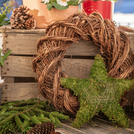 Zoom sur une couronne de noël et une étoile en mousse