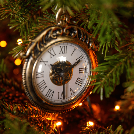 Une décoration à suspendre en forme d'horloge vintage