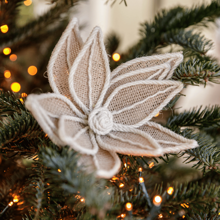 Une fausse fleur blanche dans un sapin