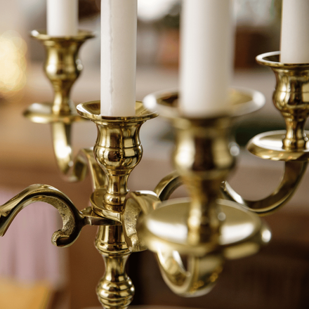Zoom sur un chandelier or avec des bougies