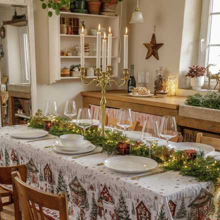Une table de Noël aux couleurs bordeaux et blanches avec un chandelier