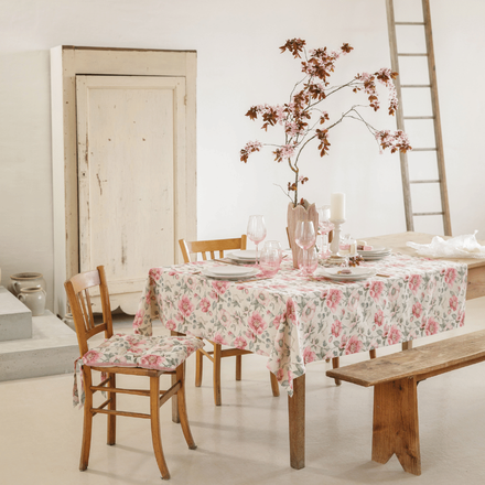 Une table décorée sur le thème de la fleur, hellébore, composé de vaisselles et d'un grand vase avec une branche de cerisier
