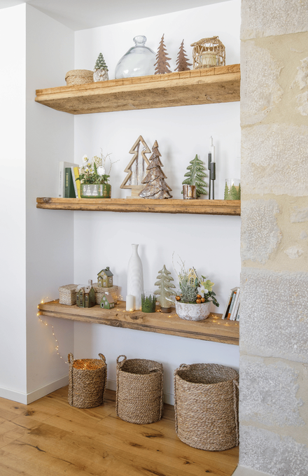 Une étagère remplie de décorations et de plantes avec des touches de Noêl