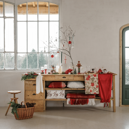 Un meuble avec des décorations rouges et blanches