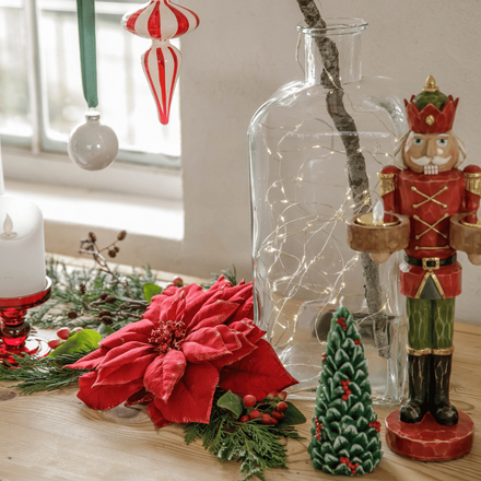 Des décorations de Noël rouges et blanches avec un casse-noisette
