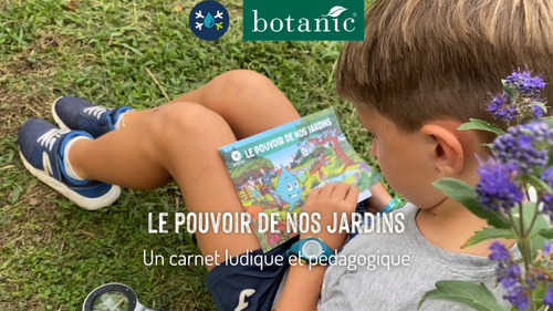 Un enfant qui feuillette le carnet le pouvoir de nos jardins