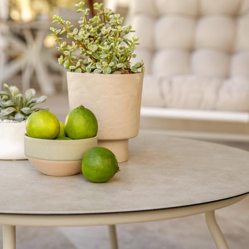 Visuel 5 du produit Salon de jardin en acier coloris beige Iris - 4 éléments (canapé, table basse et deux fauteuils)