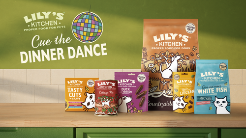 Produits alimentaires pour animaux posés sur une cuisine verte
