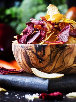 Un bol d'épluchure de légumes pour l'apéro