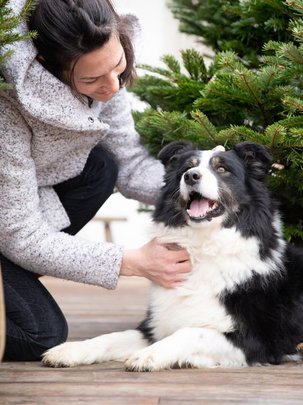 Une femme en train de caresser son chien dehors
