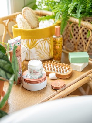 Une trousse de voyage avec des produits hygiéniques Une trousse de voyage avec des produits hygiéniques