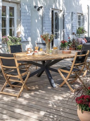 Une table de jardin en terrasse