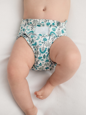 Un bébé qui porte une couche lavable Hamac Un bébé qui porte une couche lavable Hamac