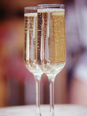 Deux verres de vin blanc petillant