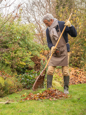 Un homme en train de nettoyer son jardin Un homme en train de nettoyer son jardin
