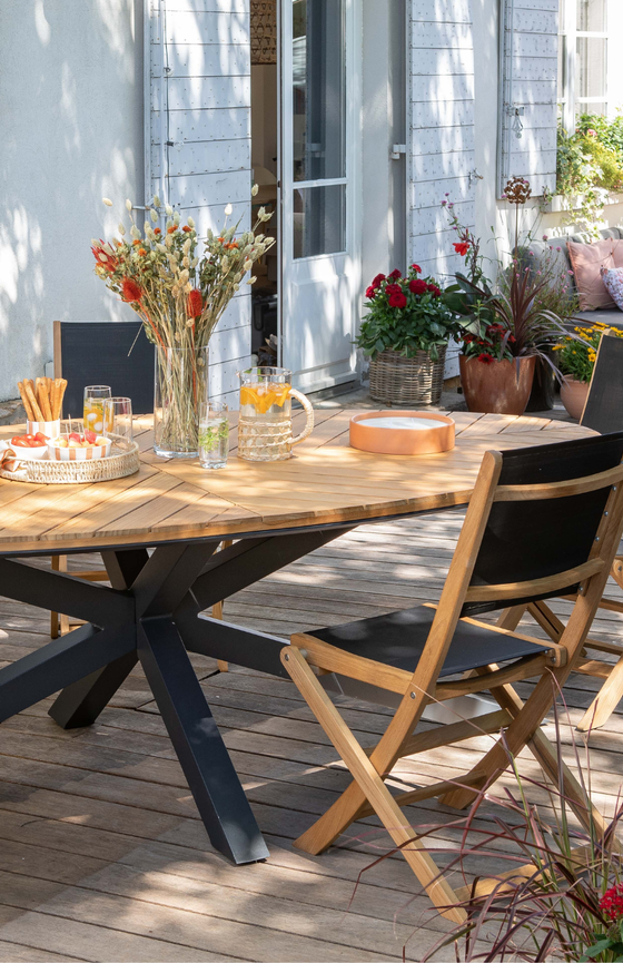 Table et chaises noir et en bois pour la jardin
