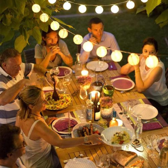 Une table d'extérieur éclairée pour un repas