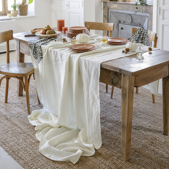 Une table décorée et une nappe drapée