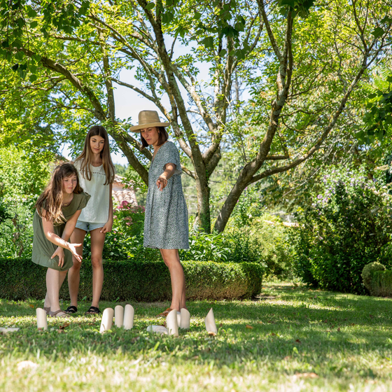 Des filles qui jouent au molkky au jardin