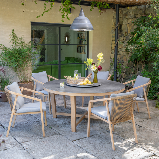 Table de jardin ronde en terrasse