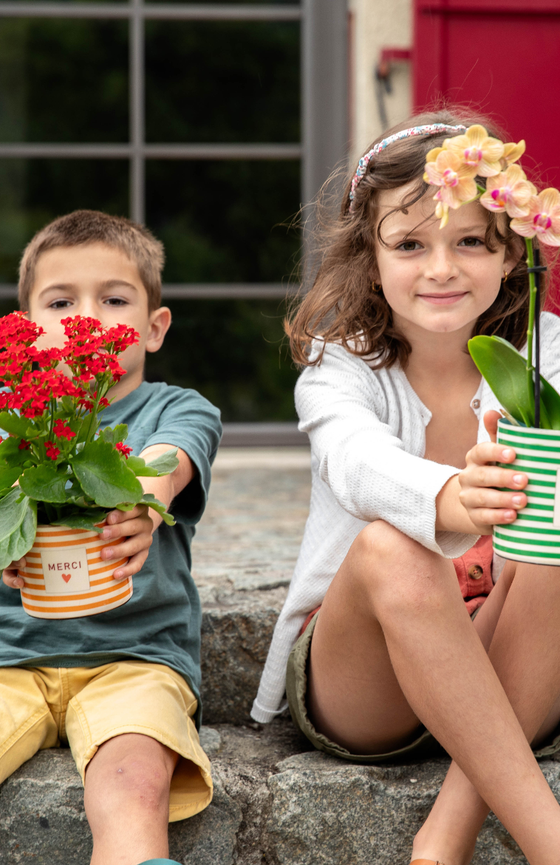 Des enfants avec des cadeaux pour leurs enseignants