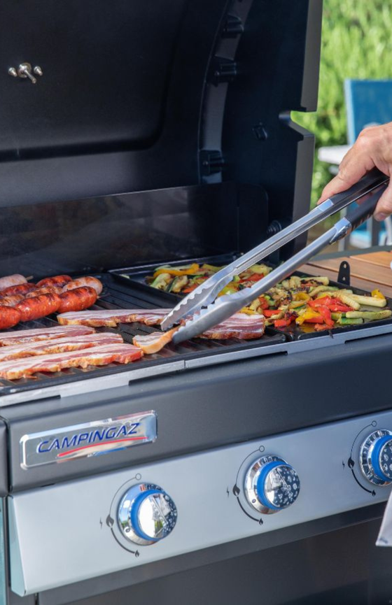 Cuisson de viandes et de légumes sur un barbecue