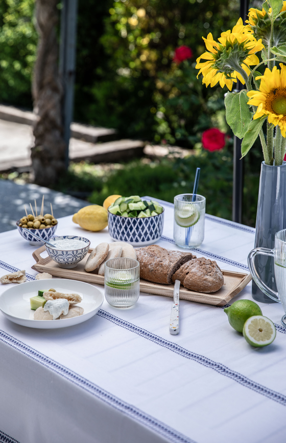 Une table d'été en terrasse, prête pour l'apéro
