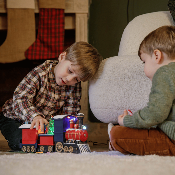 Des enfants qui jouent au pied du sapin