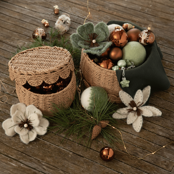 La décoration du sapin aux couleurs de brun et vert