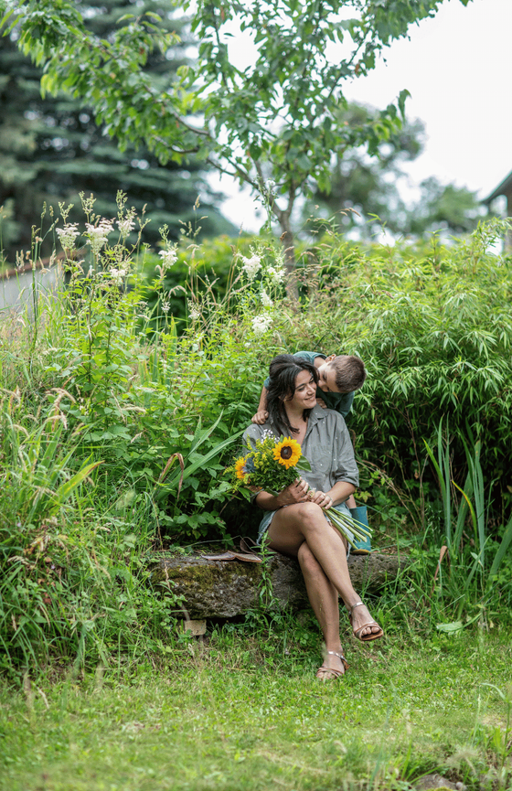 Une mère et son fils dans un jardin dans un moment de complicité