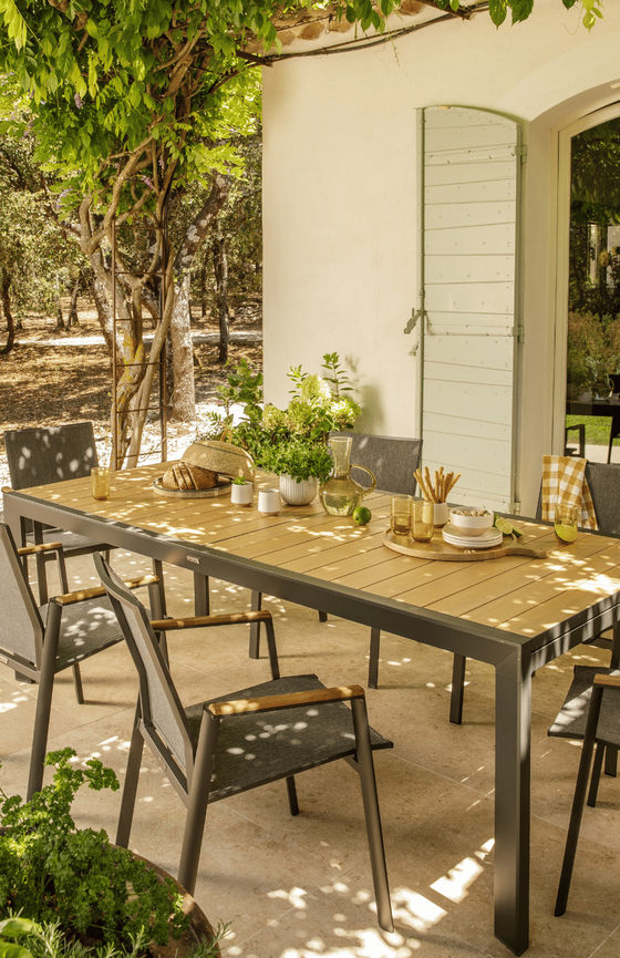 Table Calla noire sous une pergola à l'ombre sur une terrasse