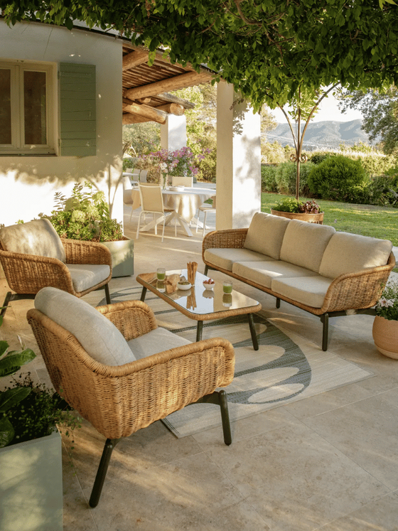 Le salon bas aralia sous une pergola en extérieur