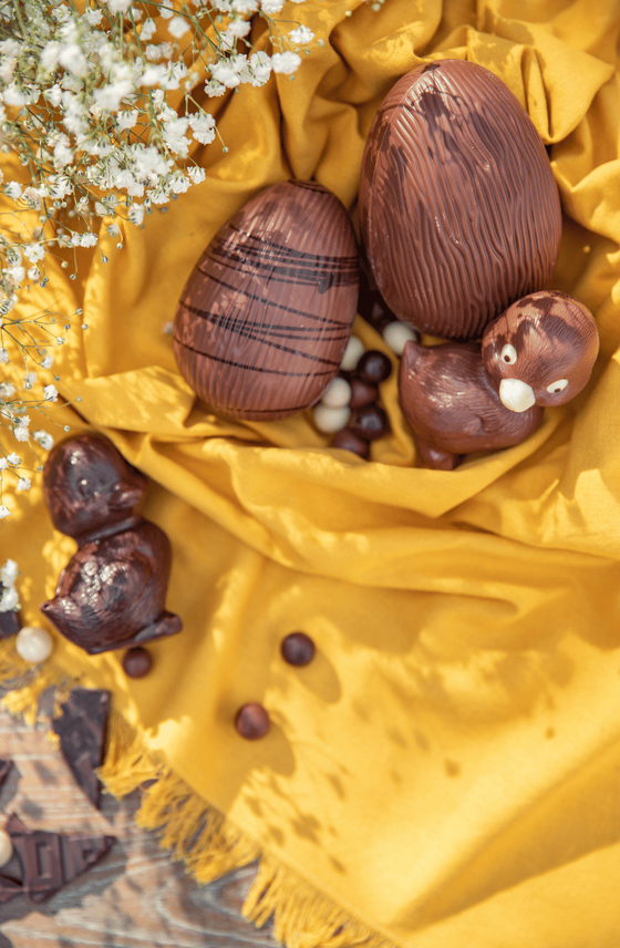 Des oeufs en chocolat posé sur un drap