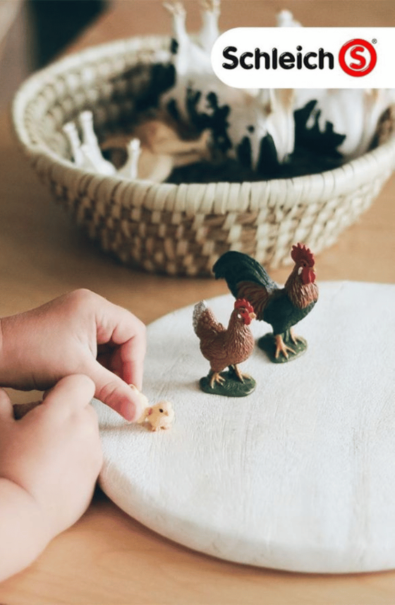 Une fille qui joue avec des figurines schleich