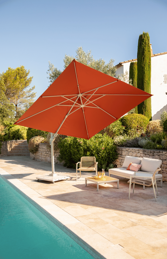 Parasol orange qui fait de l'ombre sur la terrasse