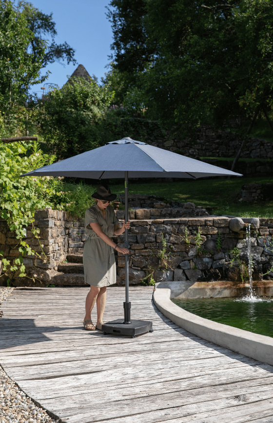 Femme qui ouvre son parasol en terrasse