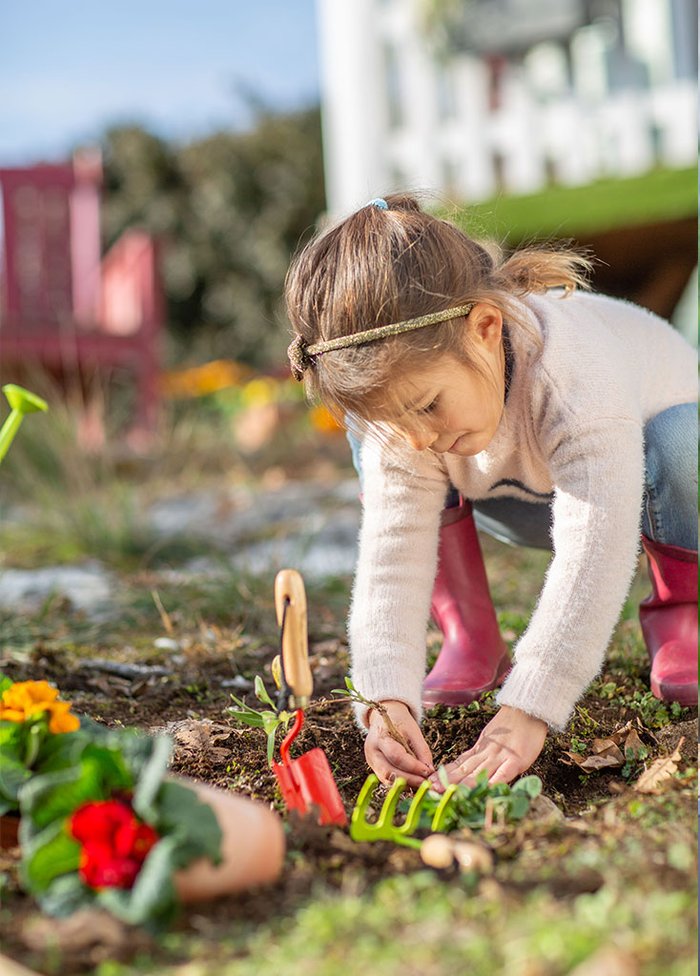 enfant au potager