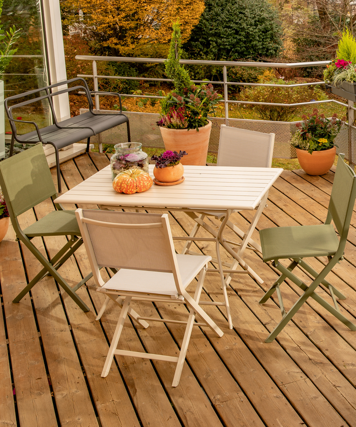 Mobilier de jardin à l'automne sur la terrasse