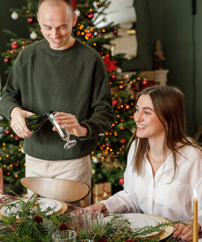 un homme et une femme à table pendant noël en train de rigoler