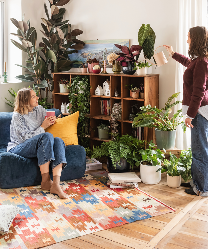 un homme et une femme à table pendant noël en train de rigoler