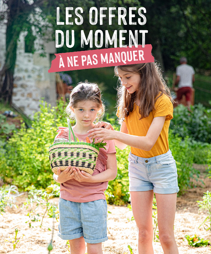Deux petites filles au potager