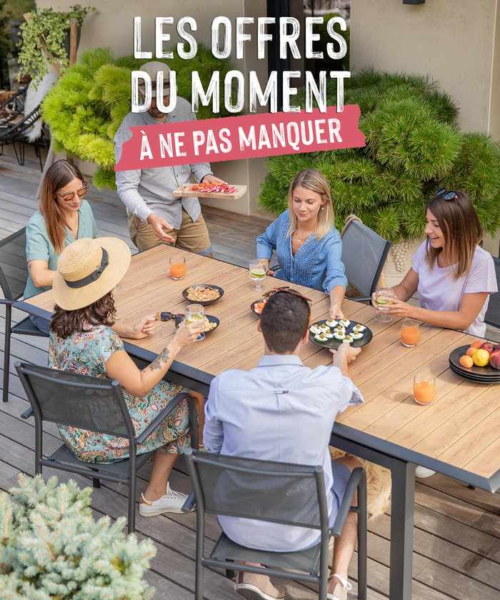 Des personnes prenant un repas en extérieur