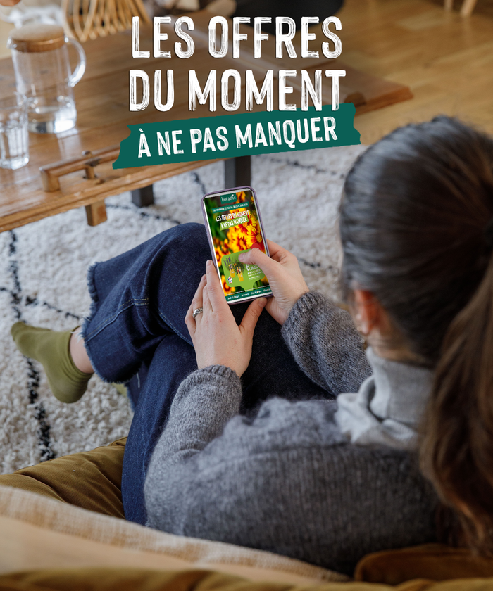 Une femme en train de consulter la brochure sur son mobile