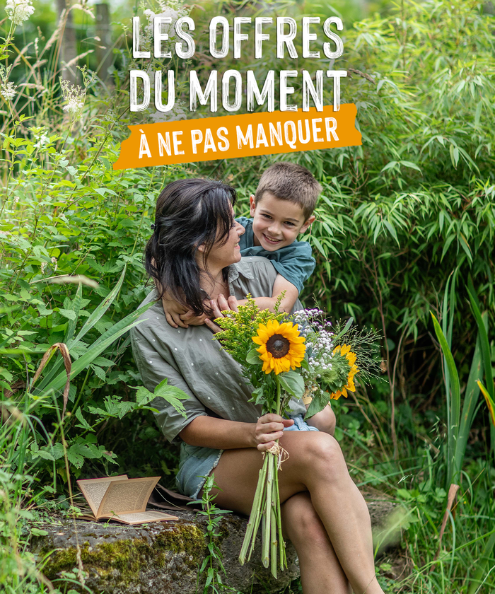 Une femme et son fils dans le jardin