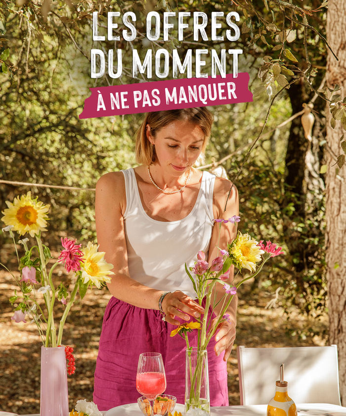 Deux petites filles au potager