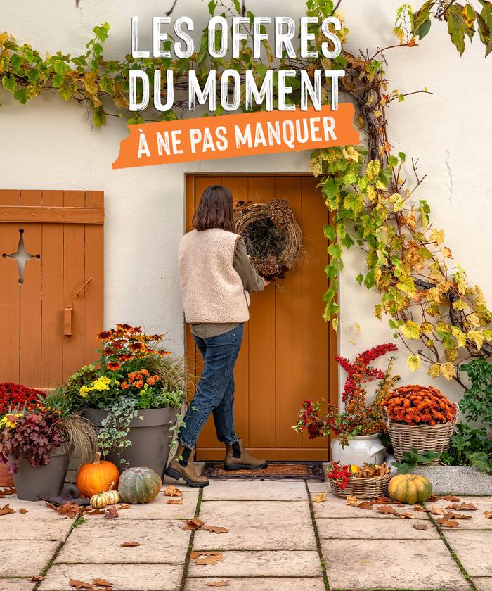 Une femme en train de décorer son porche pour l'automne